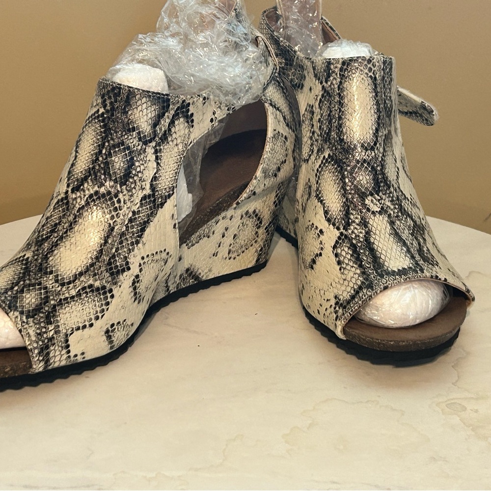 Ladies snakeskin pattern shoes